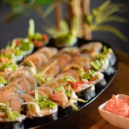 Vassoio di sushi assortito con wasabi e zenzero