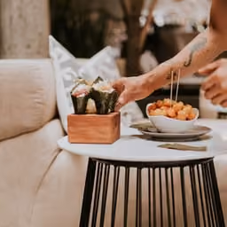 Temaki su piatto rosso con salsa di soia
