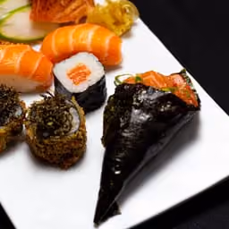 Temaki con gambero su piatto rosso