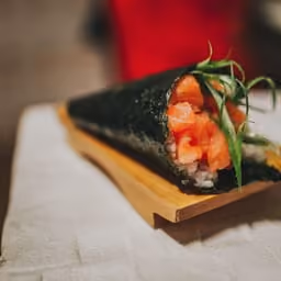 Temaki con salmone su tagliere