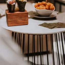 Temaki con tonno su tavolo di marmo