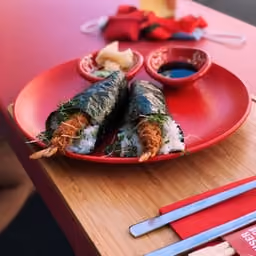 Temaki di sushi su piatto rosso