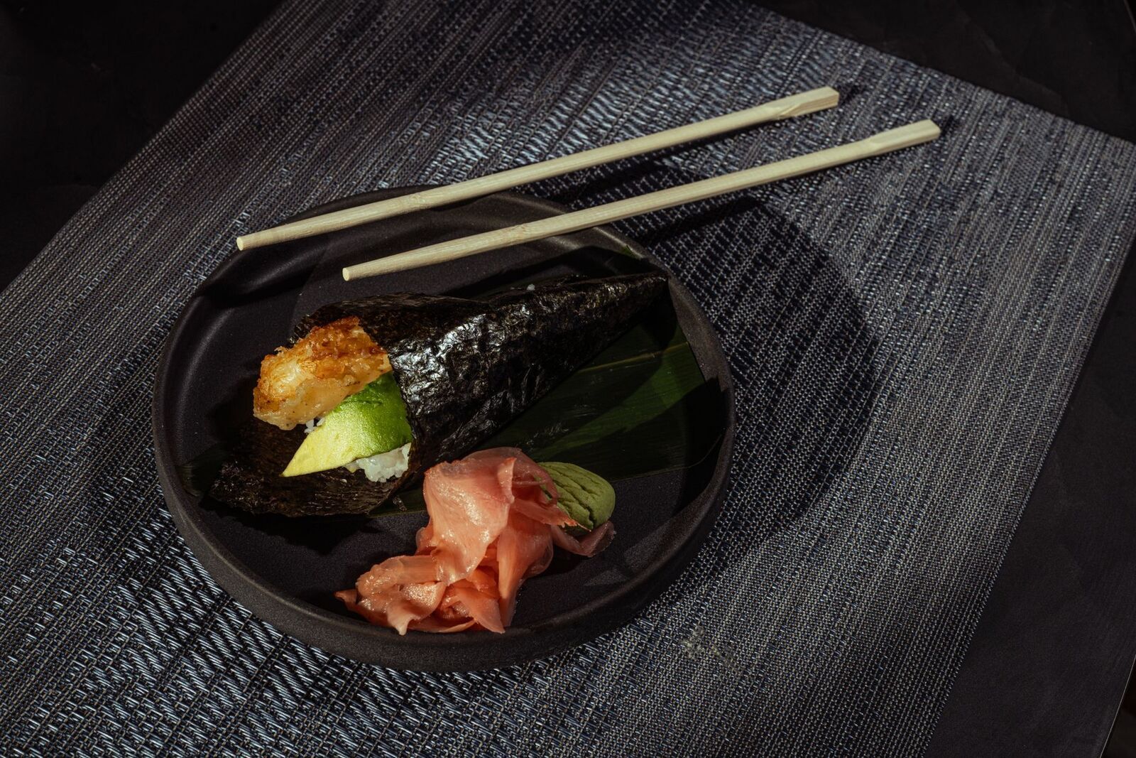 Temaki con gamberi e avocado