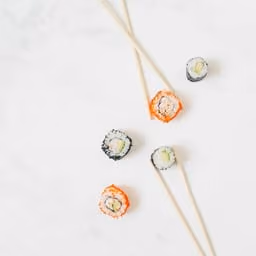 Uramaki California con tobiko