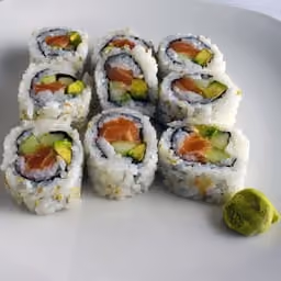 Uramaki con salmone e avocado