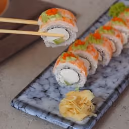 Uramaki philadelphia con salmone e avocado