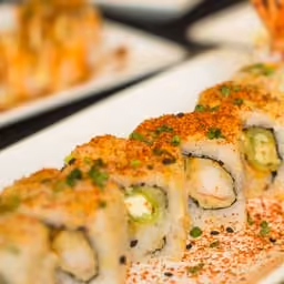 Uramaki con gambero fritto e insalata