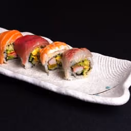 Uramaki rainbow con pesce crudo