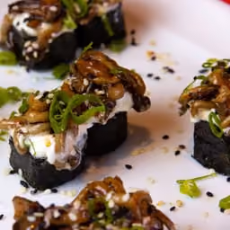 Uramaki con funghi e sesamo