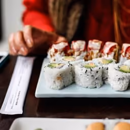 Uramaki misti su piatto verde