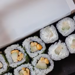 Uramaki con avocado e mais