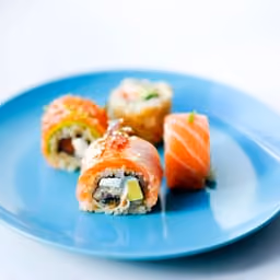 Uramaki misti su piatto blu