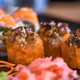 Uramaki con anguilla e sesamo