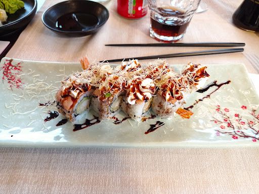Uramaki con salmone, philadelphia e gambero fritto