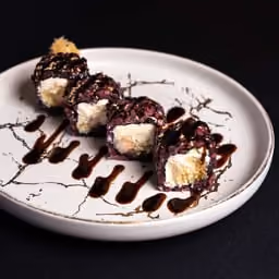 Uramaki con riso venere e sesamo nero