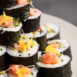 Uramaki misti con riso venere