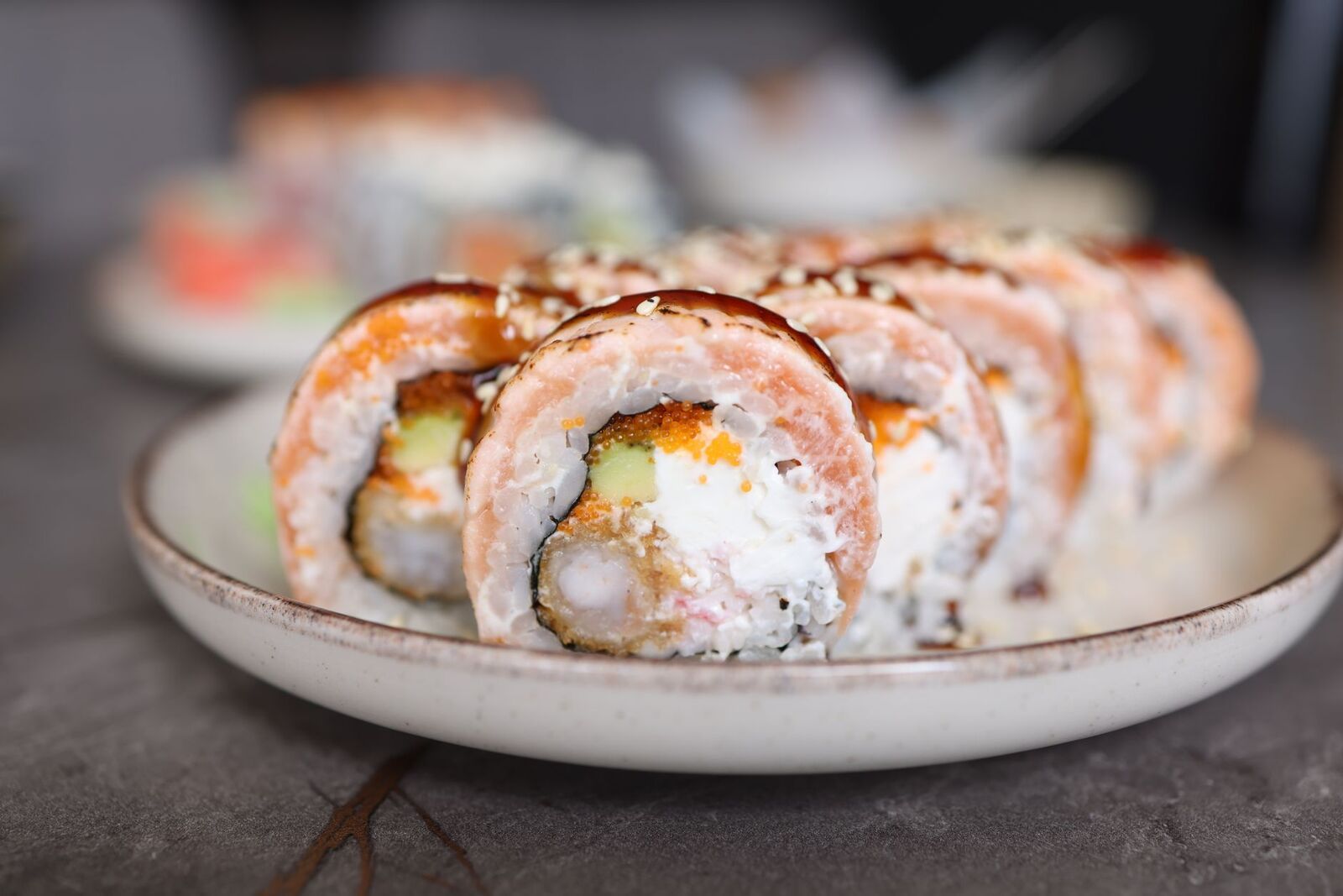 Roll di sushi ricoperti di sesamo