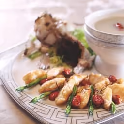 Zuppa con asparagi e pesce fritto